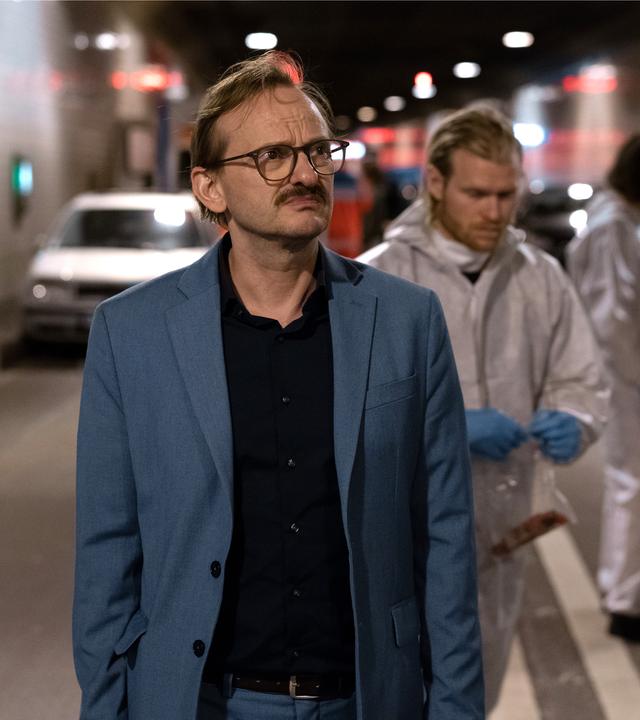 Im Elbtunnel. Adam Danowski (Milan Peschel) steht vor Huber (Lennart Lemster) von der Spurensicherung und sieht sich im Tunnel den Tatort an.
