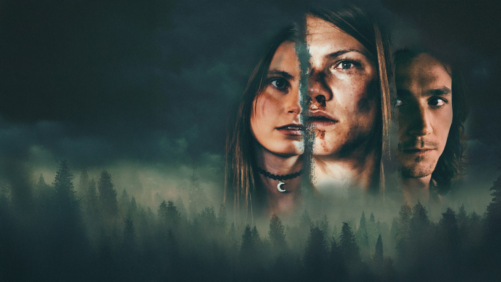 Plakatmotiv - Montage der zum Teil nicht vollends abgebildeten Köpfe von Monica (Annie Hamilton), Tilly (Anna Bullard) und Peter (Rory Alexander), die an wolkigem Nachthimmel über dunklem Wald schweben.
