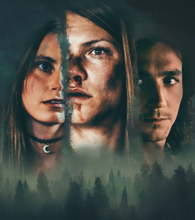 Plakatmotiv - Montage der zum Teil nicht vollends abgebildeten Köpfe von Monica (Annie Hamilton), Tilly (Anna Bullard) und Peter (Rory Alexander), die an wolkigem Nachthimmel über dunklem Wald schweben.