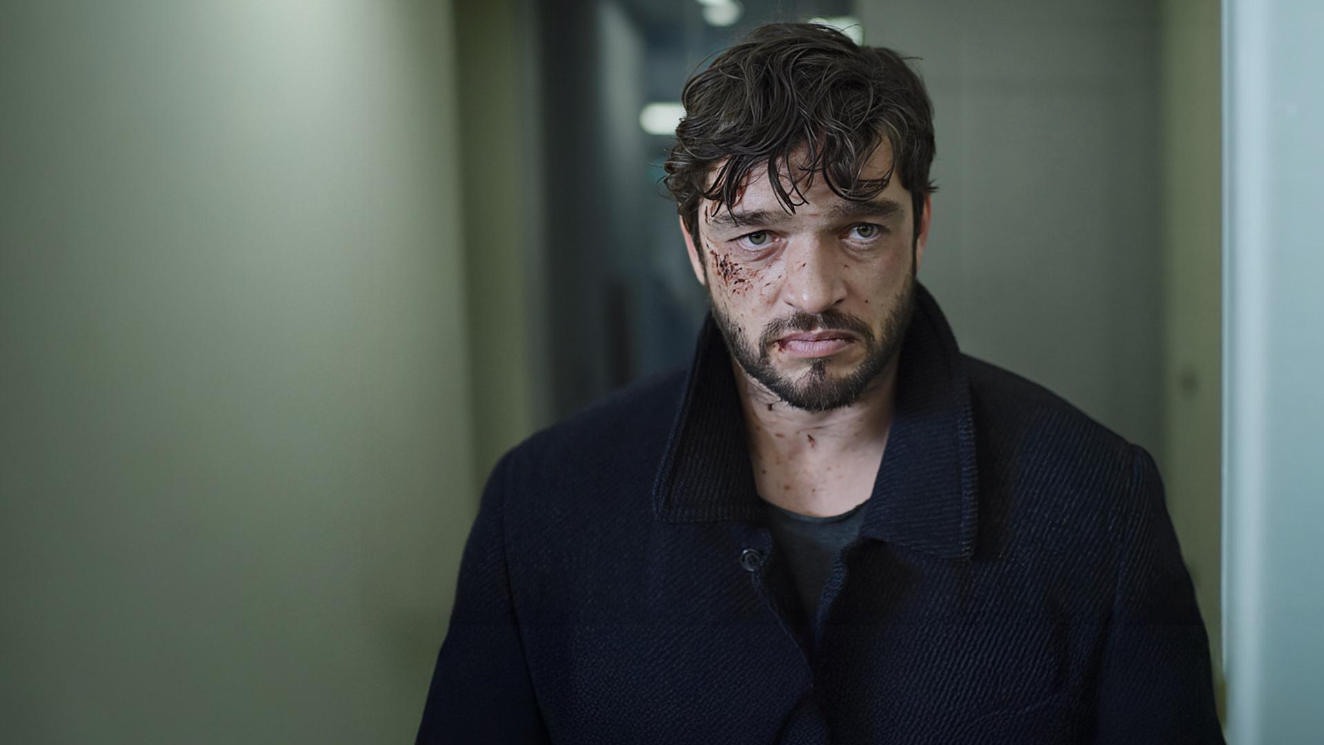 BND- Agent Martin Behrens mit Blutkrusten im Gesicht