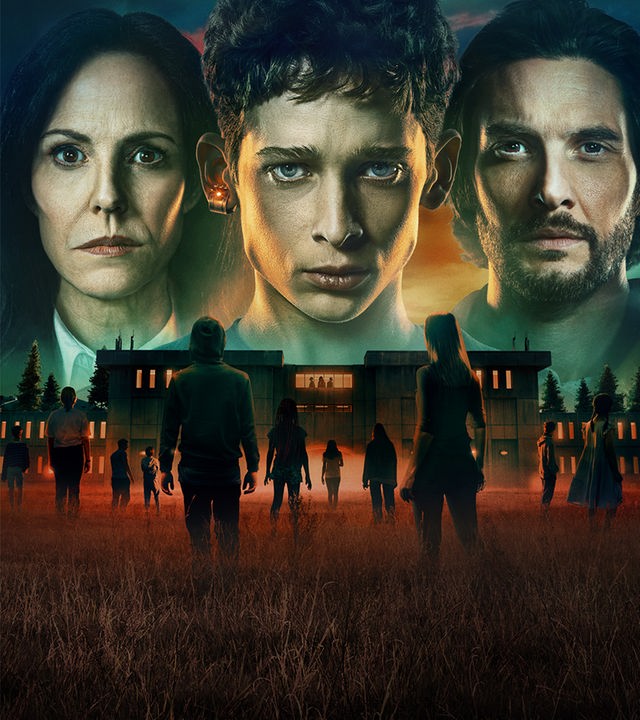 Ms. Sigsby (Mary-Louise Parker), Luke Ellis (Joe Freeman) und Tim Jamieson (Ben Barnes) schauen ernst in die Kamera. Im Vordergrund ist ein Gebäude bei Nacht zu sehen. Das Gebäude ist hell erleuchtet und steht vor einem Wald. Vor dem Gebäude sind mehrere Personen von hinten zu erkennen, die auf das Gebäude schauen