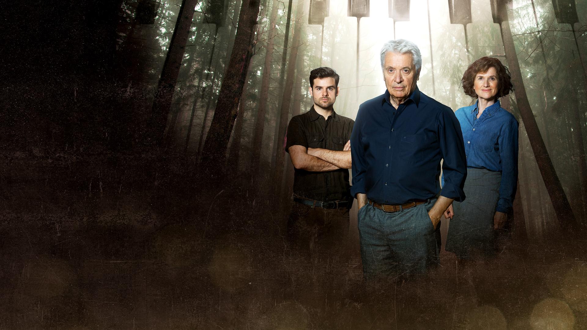  Jan Kettler (Lucas Reiber), Johannes Fischer (Henry Hübchen), Konstanze Satorius (Victoria Trauttmansdorff) stehen auf einer Lichtung im Wald.