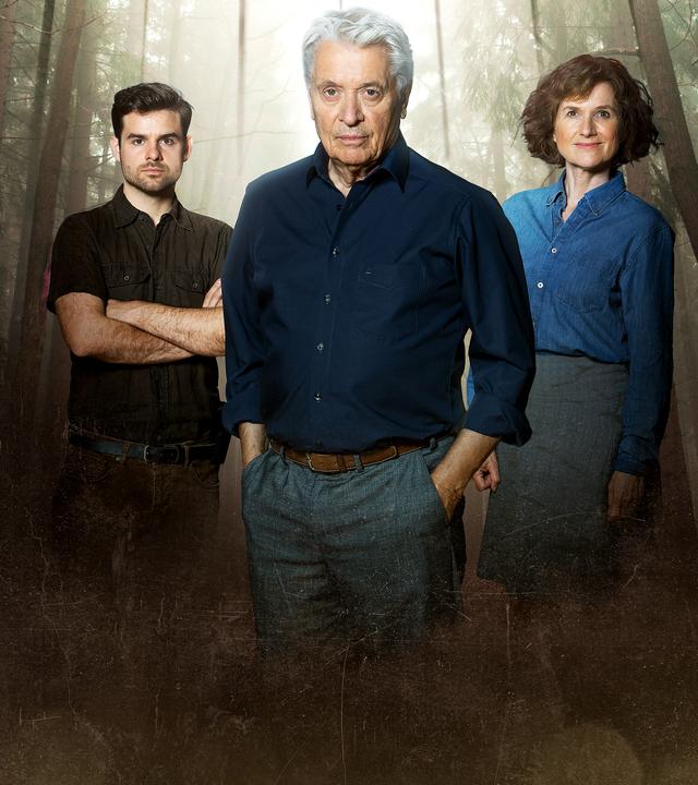  Jan Kettler (Lucas Reiber), Johannes Fischer (Henry Hübchen), Konstanze Satorius (Victoria Trauttmansdorff) stehen auf einer Lichtung im Wald.