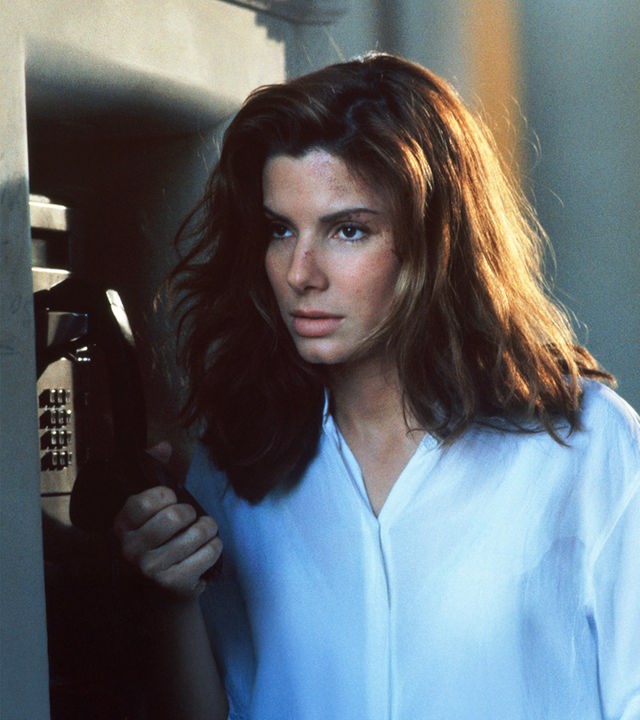 Angela Bennett (Sandra Bullock) ist auf der Flucht. Ratlos steht sie an einem öffentlichen Fernsprecher und hält desillusioniert den Hörer in der Hand. 