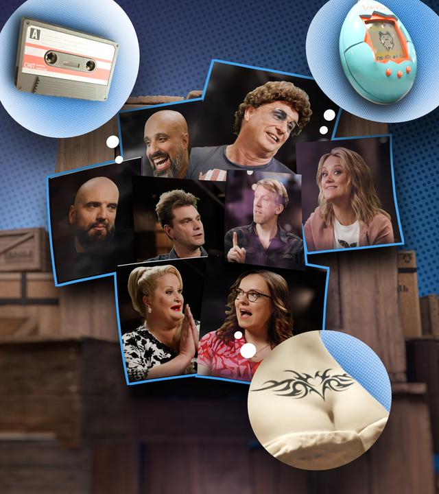 Collage: Zahlreiche verschlossene Holzkisten übereinandergestapelt vor blauem Hintergrund. Rechts die Portraits vieler deutscher Comedians, von denen Gedankenblasen aufsteigen. Innerhalb dieser Gedankenblasen sind ein Arschgeweih, eine Kassette und ein Tamagotchi zu sehen.