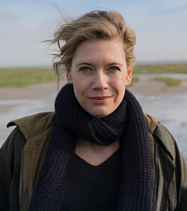 Anne (Ina Weisse) steht am Meer.