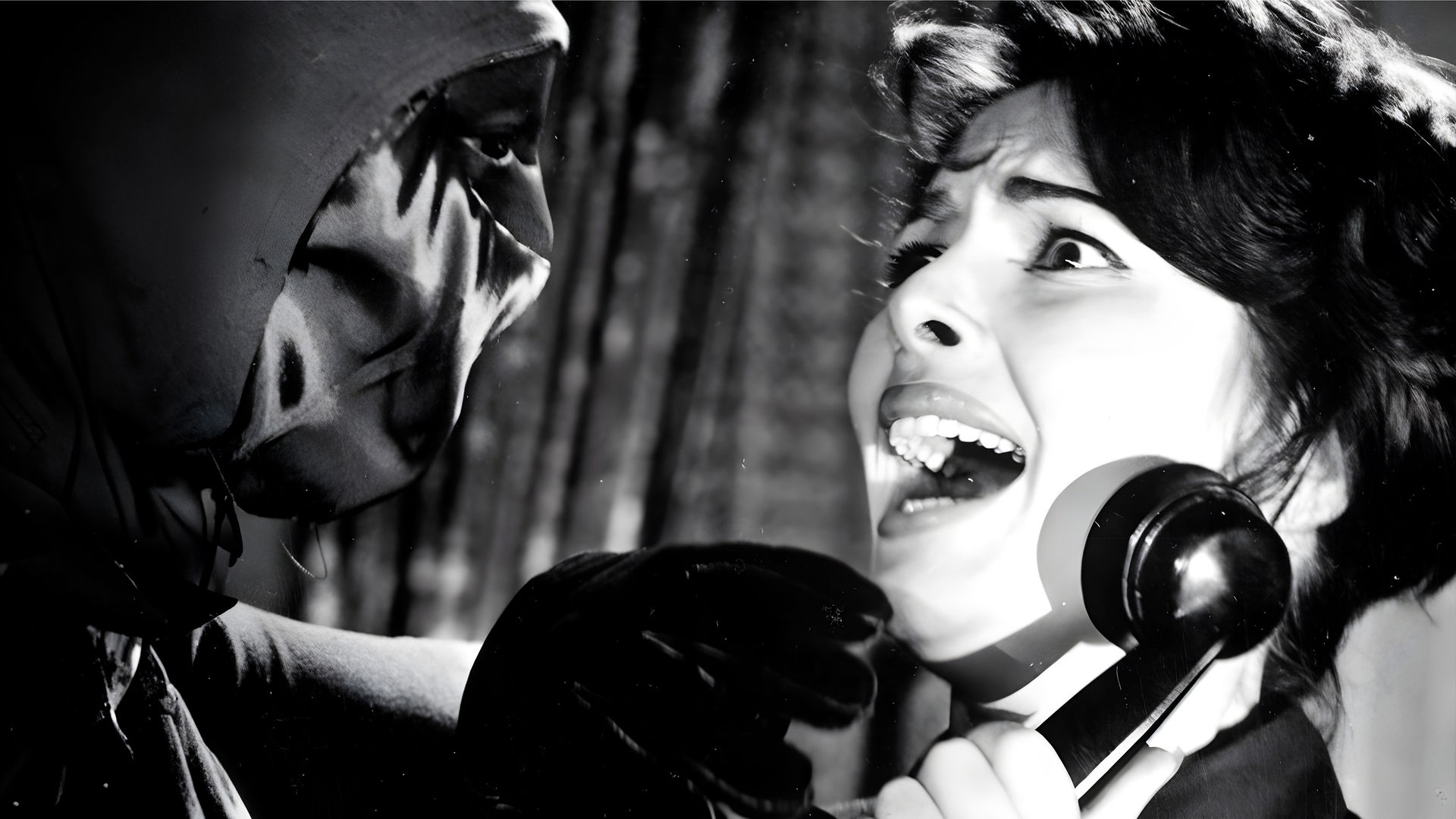 Valerie Howett (Karin Dor) schaut in Großaufnahme mit angsterfülltem Blick eine maskierte Person ihr gegenüber an, während sie einen Telefonhörer in der Hand hält.