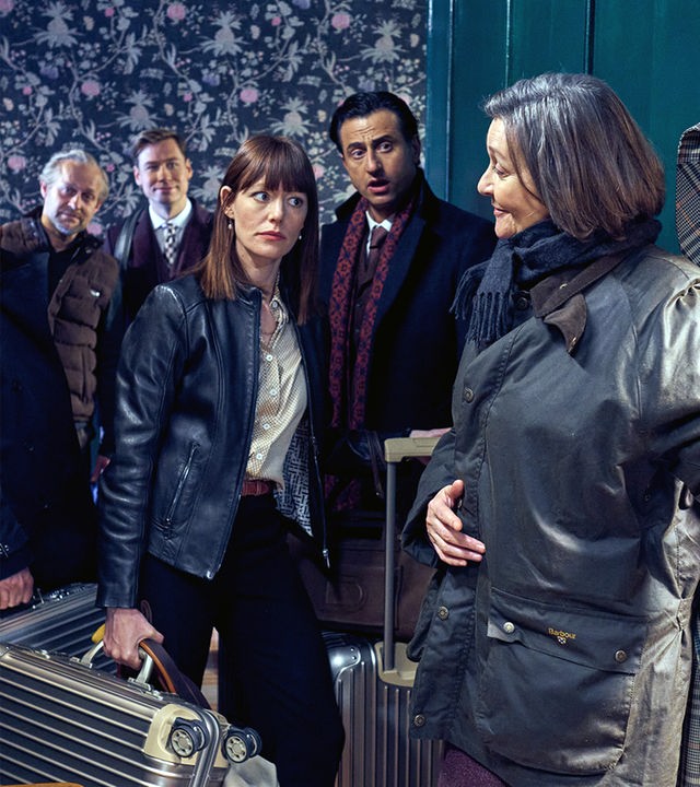 Lady McIntosh (Victoria Carling) führt die Gruppe, bestehend aus Linda (Lavinia Wilson), Bernhard (Serkan Kaya), David (David Kross), Jim (Jürgen Vogel) und Andreas (Tom Schilling), mit einer einladenden Handbewegung und einem Lächeln auf den Lippen durch eine große, alte Holztür in ihr Zimmer. Die Gruppe betritt mit Koffern und skeptischen Blicken den Raum.