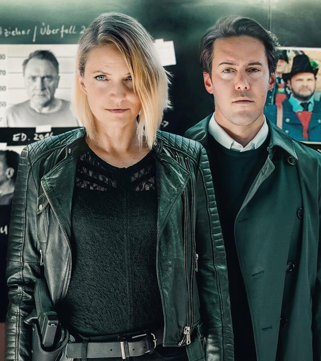 Die Kommissare Lisa Kuen (Patricia Aulitzky) und Alexander Yüsüf-Demir (Dominik Raneburger) vor der Tafel mit den entscheidenden Hinweisen