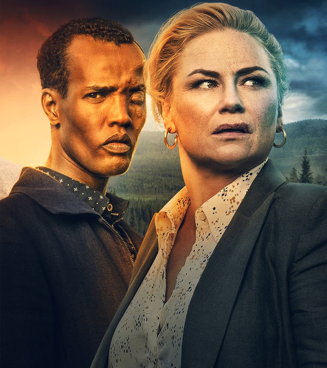 Das Filmposter zeigt eine fokussierte, blondierte Frau im Blazer und einen Mann mit ernstem Blick vor einer bewölkten Hügellandschaft. Es handelt sich um die Hauptcharaktere Tilda Renström und Ibraahin aus der schwedischen Krimiserie „Detective No. 24“.