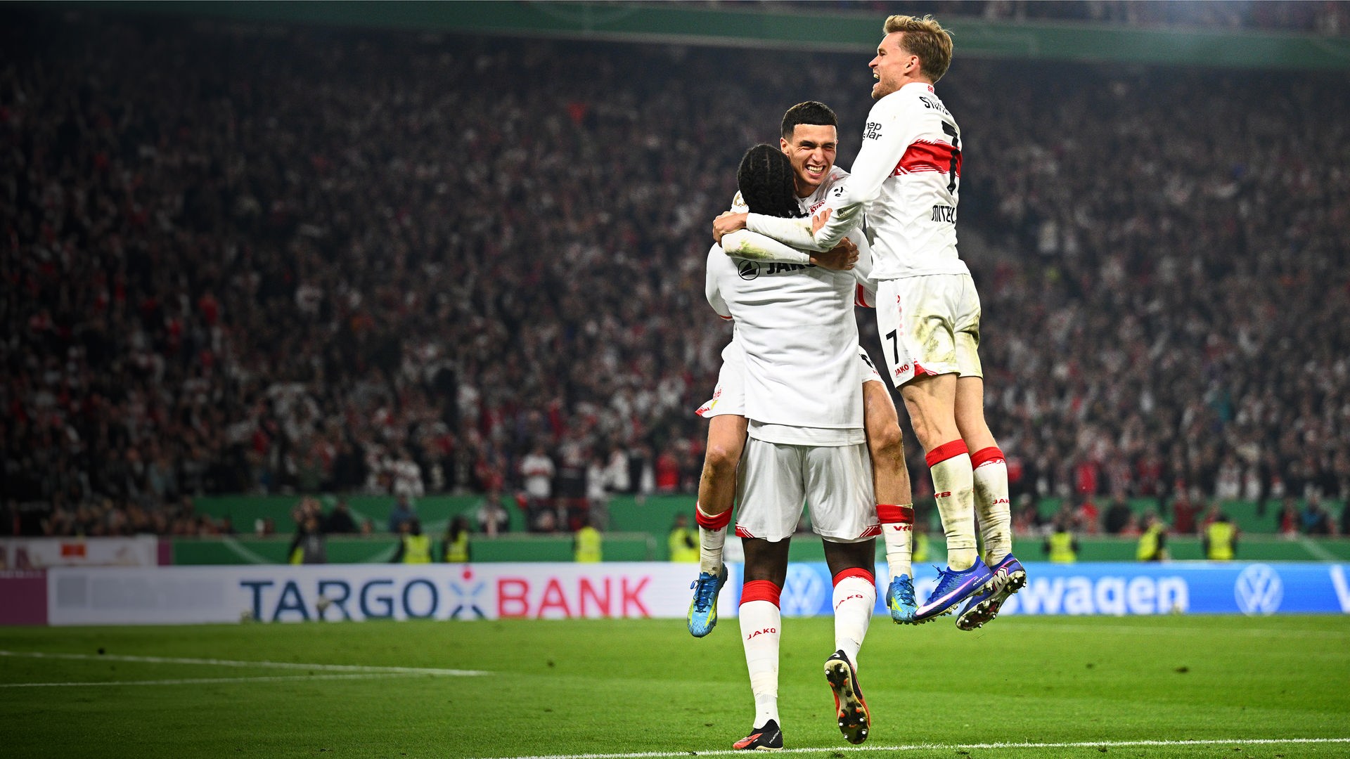  DFB-Pokal, VfB Stuttgart - SC Freiburg, Halbfinale, MHPArena, Bilal El Khannouss (VfB Stuttgart) und Maximilian Mittelstädt (VfB Stuttgart) feiern nach dem Spiel