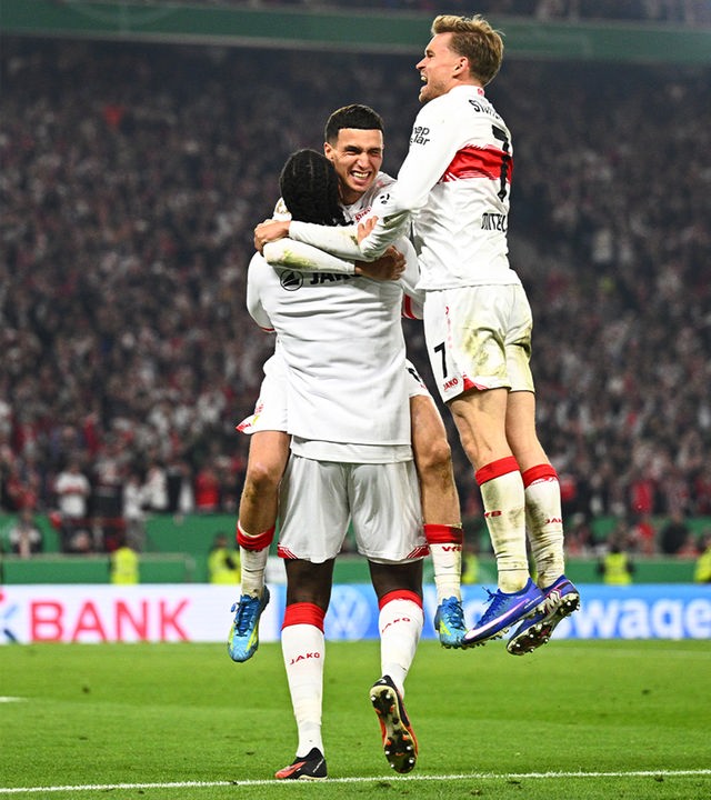  DFB-Pokal, VfB Stuttgart - SC Freiburg, Halbfinale, MHPArena, Bilal El Khannouss (VfB Stuttgart) und Maximilian Mittelstädt (VfB Stuttgart) feiern nach dem Spiel