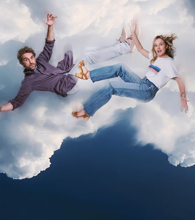 Miriam und Markus Bachmann stürzen aus den Wolken. Dabei schauen sie den Zuschauer überrascht an.