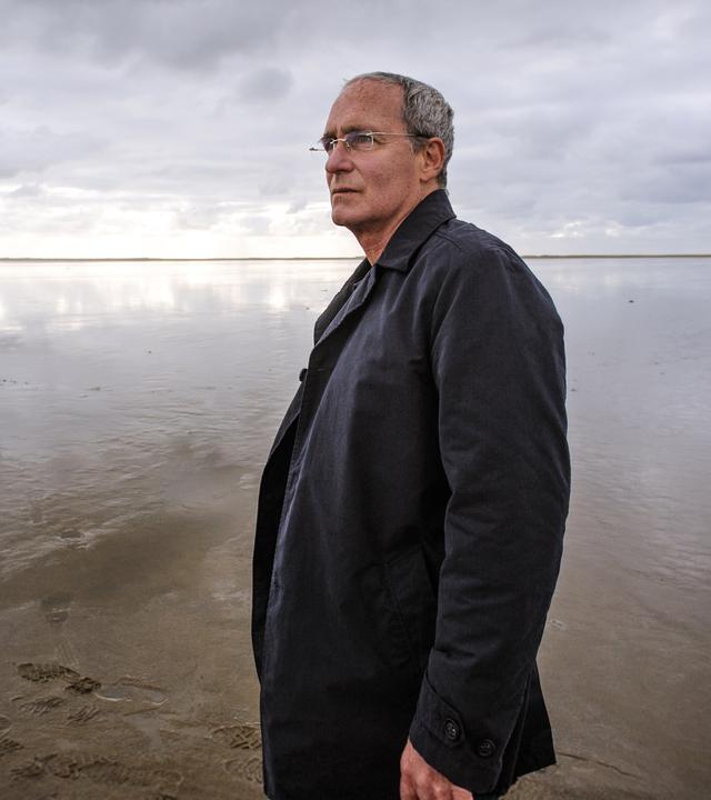 Alexander Halbach (August Zirner) steht im Watt und sieht nachdenklich aus