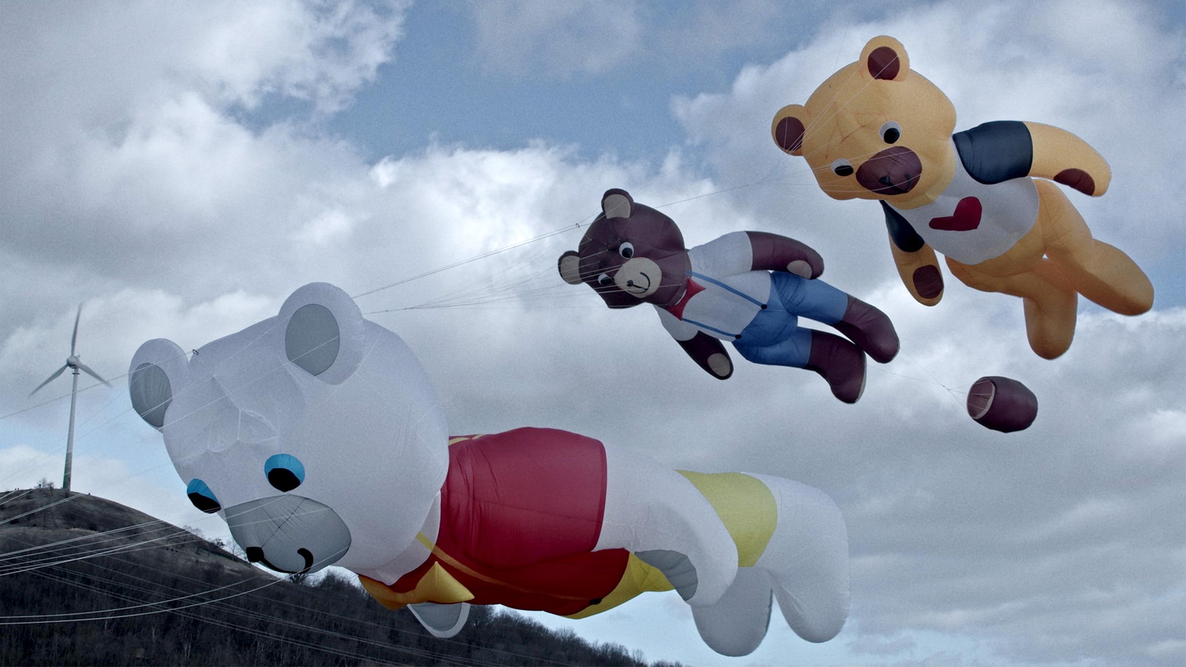 Luftballons in Form von Bären bewegen sich im Wind