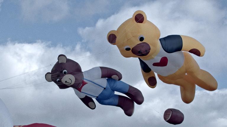 Luftballons in Form von Bären bewegen sich im Wind
