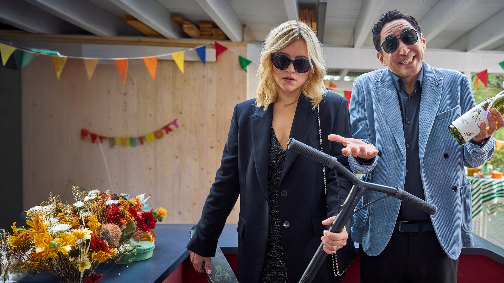 "Die Kinderschwindlerin": Nina (Laura Storz, l.), hat überhaupt keine Lust, auf die kinderreiche Geburtstagsparty ihrer Schwester zu gehen. Ihr Freund Sammy (Ekrem Bora, aka Eko Fresh, r.) sieht das entspannter.