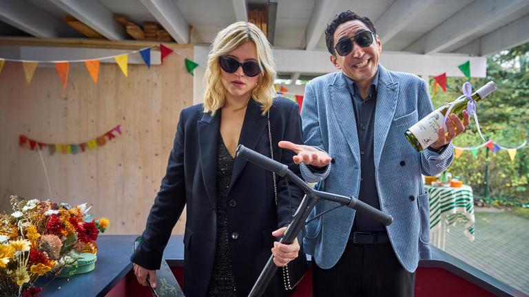 "Die Kinderschwindlerin": Nina (Laura Storz, l.), hat überhaupt keine Lust, auf die kinderreiche Geburtstagsparty ihrer Schwester zu gehen. Ihr Freund Sammy (Ekrem Bora, aka Eko Fresh, r.) sieht das entspannter.