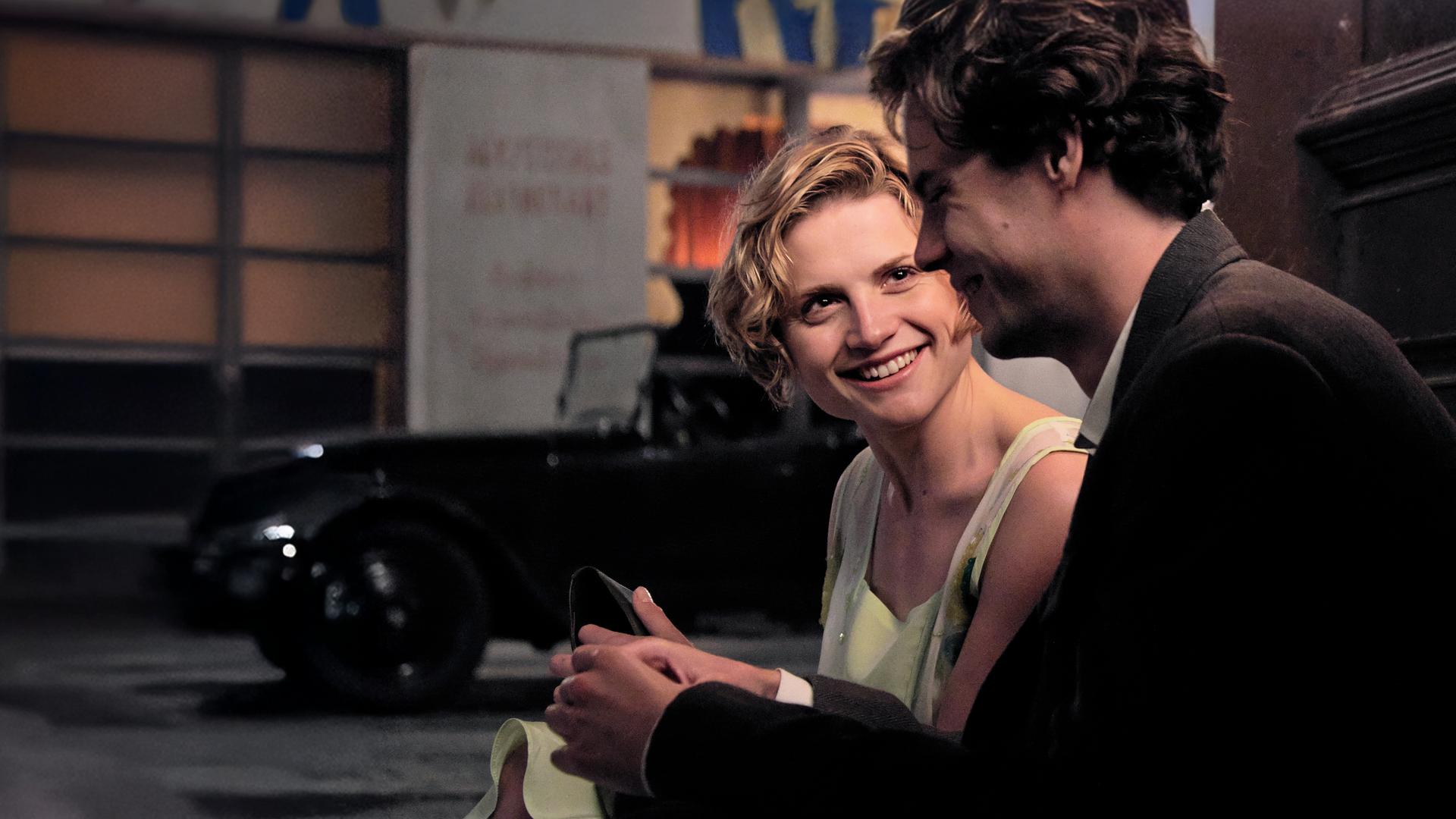 Helene (Mala Emde) flirtet mit Karl Wertheimer (Thomas Prenn)