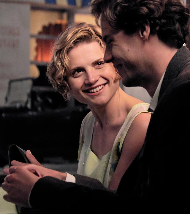 Helene (Mala Emde) flirtet mit Karl Wertheimer (Thomas Prenn)