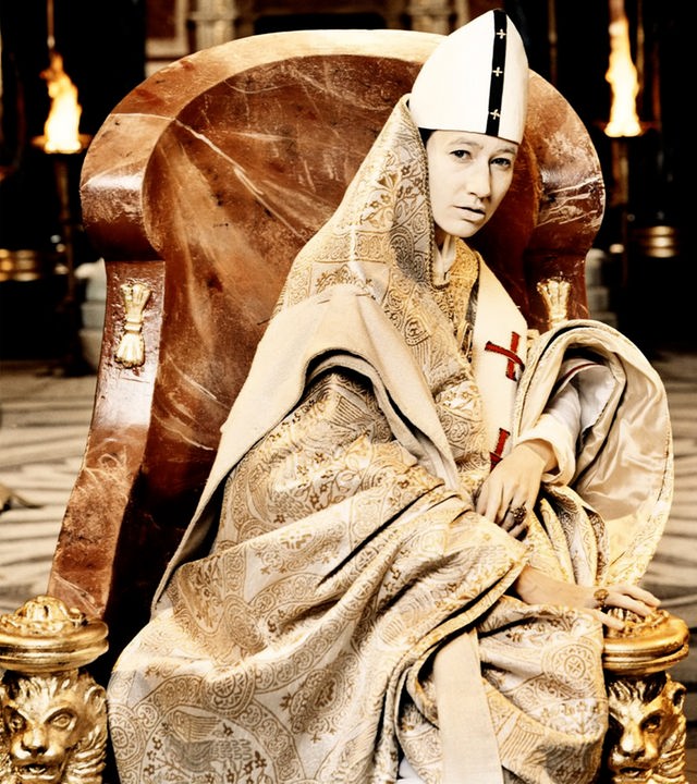 Johanna (Johanna Wokalek) als Papst Johannes Anglicus in einer Szene des Films "Die Päpstin" (undatierte Filmszene).