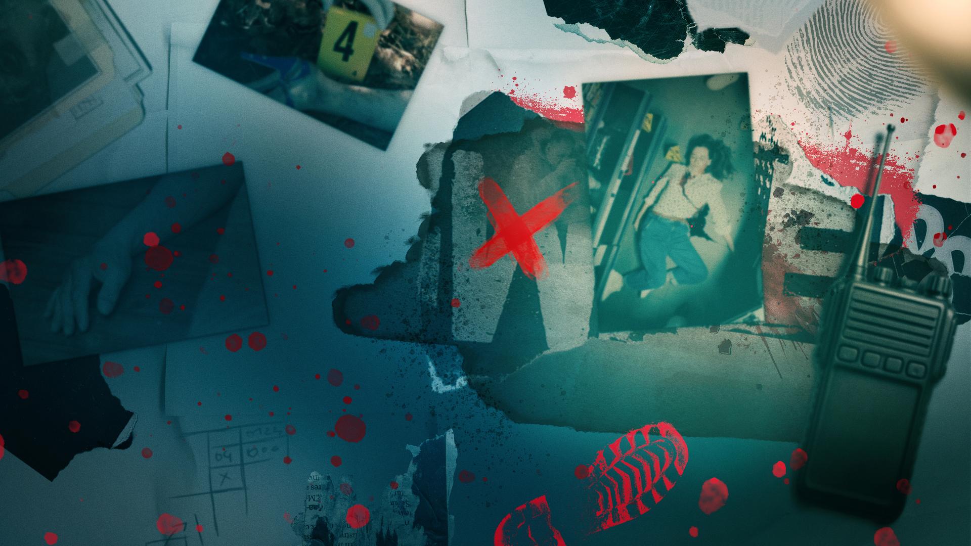 Auf dem Bild ist eine collageartige Anordnung von Ermittlungs- und Beweismaterial zu sehen. Mehrere Fotografien liegen überlappend auf einer Oberfläche. Auf einem Foto ist eine leblose Person in einem Innenraum zu erkennen; das Bild ist mit einem großen roten Kreuz markiert. Ein weiteres Foto zeigt eine Nahaufnahme eines Arms oder einer Hand. Im oberen Bereich ist ein gelbes Beweisschild mit der Zahl „4“ teilweise sichtbar. Über das gesamte Bild sind rote Flecken verteilt, die an Blutspuren erinnern. Rechts im Bild liegt ein schwarzes Funkgerät. Zusätzlich sind grafische Elemente wie ein roter Schuhabdruck und ein grauer Fingerabdruck eingeblendet. Die Farbgebung ist kühl und dunkel, überwiegend in Blau- und Grüntönen, was eine düstere, kriminalistische Stimmung erzeugt.