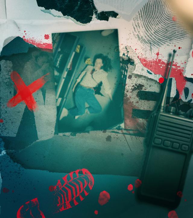 Auf dem Bild ist eine collageartige Anordnung von Ermittlungs- und Beweismaterial zu sehen. Mehrere Fotografien liegen überlappend auf einer Oberfläche. Auf einem Foto ist eine leblose Person in einem Innenraum zu erkennen; das Bild ist mit einem großen roten Kreuz markiert. Ein weiteres Foto zeigt eine Nahaufnahme eines Arms oder einer Hand. Im oberen Bereich ist ein gelbes Beweisschild mit der Zahl „4“ teilweise sichtbar. Über das gesamte Bild sind rote Flecken verteilt, die an Blutspuren erinnern. Rechts im Bild liegt ein schwarzes Funkgerät. Zusätzlich sind grafische Elemente wie ein roter Schuhabdruck und ein grauer Fingerabdruck eingeblendet. Die Farbgebung ist kühl und dunkel, überwiegend in Blau- und Grüntönen, was eine düstere, kriminalistische Stimmung erzeugt.