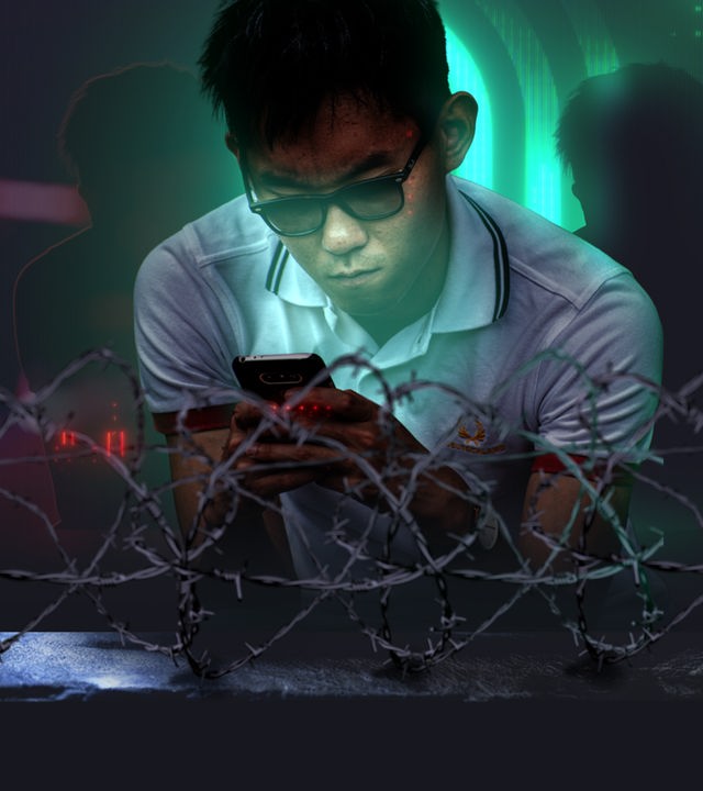 Mann mit Sonnenbrille schaut auf das Handy