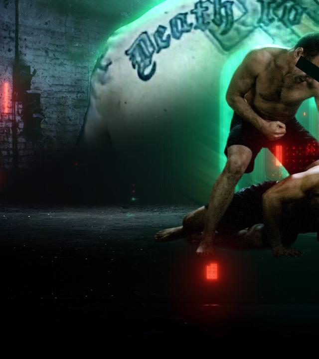 Das Fightclub-Netzwerk": Montage: Im Vordergrund liegt eine Kampfszene, in der ein in Mann mit geballter Faust beabsichtigt, einen liegenden Mann zu schlagen. Im Hintergrund befindet sich ein düsterer Raum mir roten Lichtpunkten. Dazwischen liegt die Abbildung eines tätowierten Rückens mit Nazisymbolik.