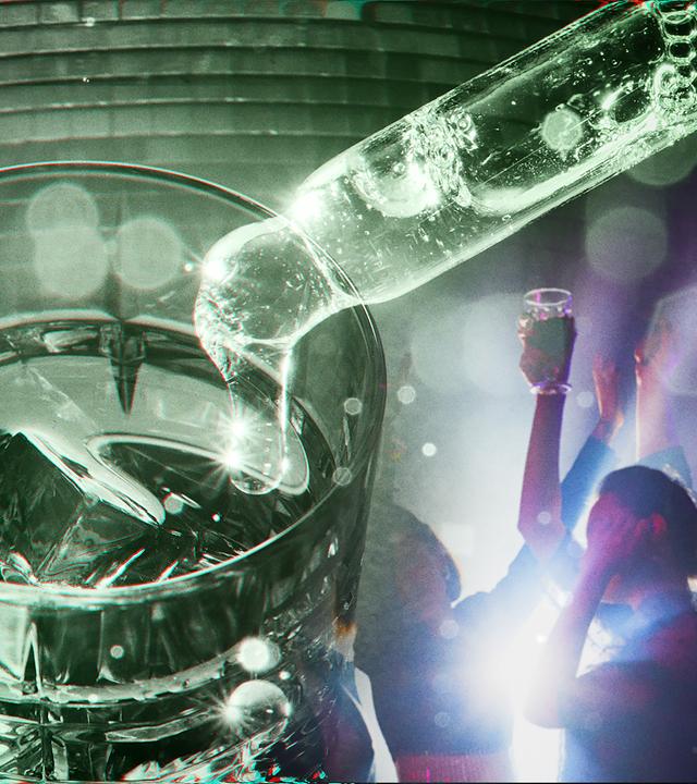 Aus einer kleinen Glasamppulle fließt klare Flüssigkeit in ein mit Eiswürfeln und klarer Flüssigkeit gefülltes Glas. Auf der rechten Seite dieser Montage tanzen Frauen, am oberen Bildrand ist eine überdimensionierte Disko-Kugel abgebildet.