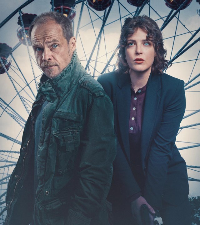 Die Kommissare Micha Oberländer und Hannah Zeiler vor einem Riesenrad im Hintergrund.
