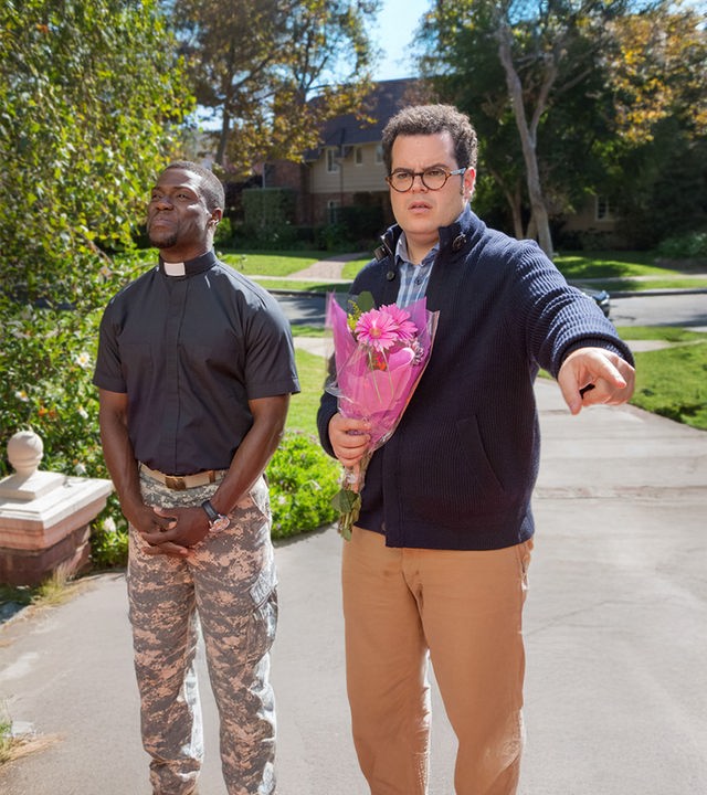"Die Trauzeugen AG": Doug (Josh Gad) steht mit einem Blumenstrauß in der Hand neben Jimmy (Kevin Hart), der ein schwarzes Hemd mit Kollar trägt.