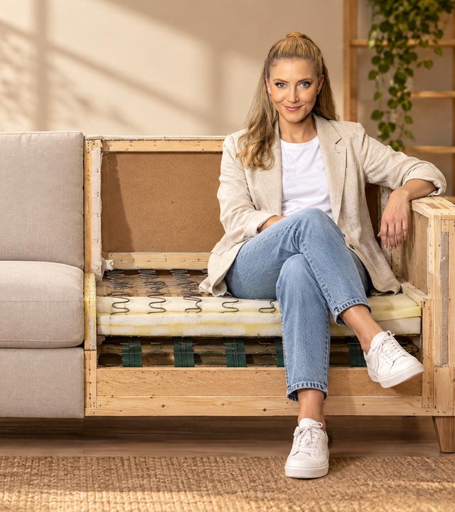 "Die Tricks der Onlinehändler - mit Pia Osterhaus": Montage: Pia Osterhaus steht an der Seite. Neben ihr liegt ein rotes Schild mit einem Pfeil auf der Aufschrift "Kaufen". Im Hintergrund liegen Angebote mit Bewertungen auf einem Display.