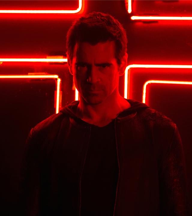 Charles Ambrose (Colin Farrell) steht vor einem rot leuchtenden Kreuz.