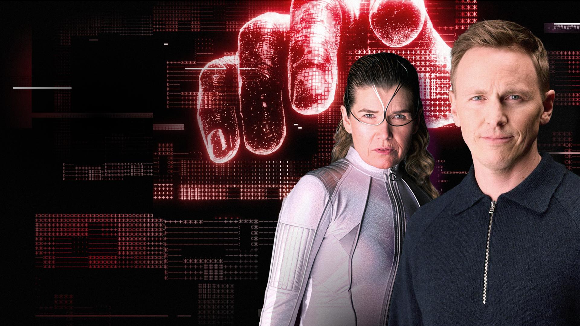 Jochen Breyer steht neben einer futuristisch gekleideten Frau. Im Hintergrund zeigt eine projizierte Hand auf den Zuschauer.