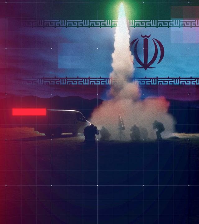 Montage: Szene KI-getützt nachgestellt - Schwarz gekleidete Männer hocken neben einem weißen Transporter und schießen eine Rakete in den Nachthimmel (Vordergrund); Iran-Flagge (Hintergrund), darüber grafisches Raster-Overlay