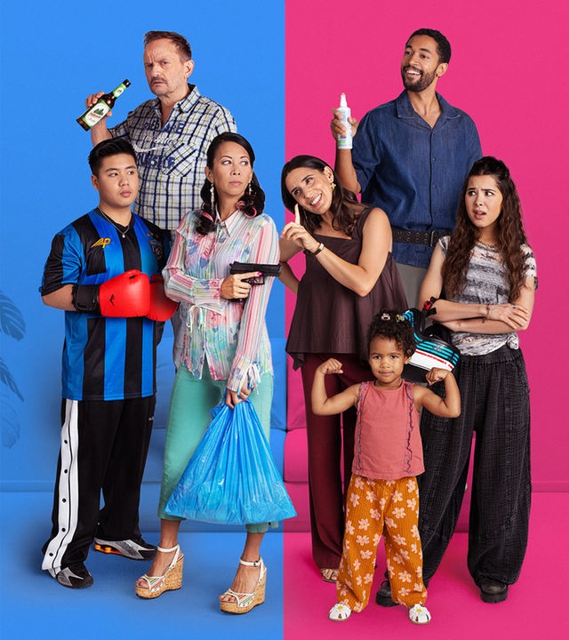 Keyvisual - Doppelhaushälfte: Das offizielle Poster der deutschen Comedy-Serie zeigt die zwei rivalisierenden Nachbarfamilien Knuppe und Sawadi-Kröger, die sich misstrauisch vor einem blau-rosa geteilten Hintergrund gegenüberstehen.