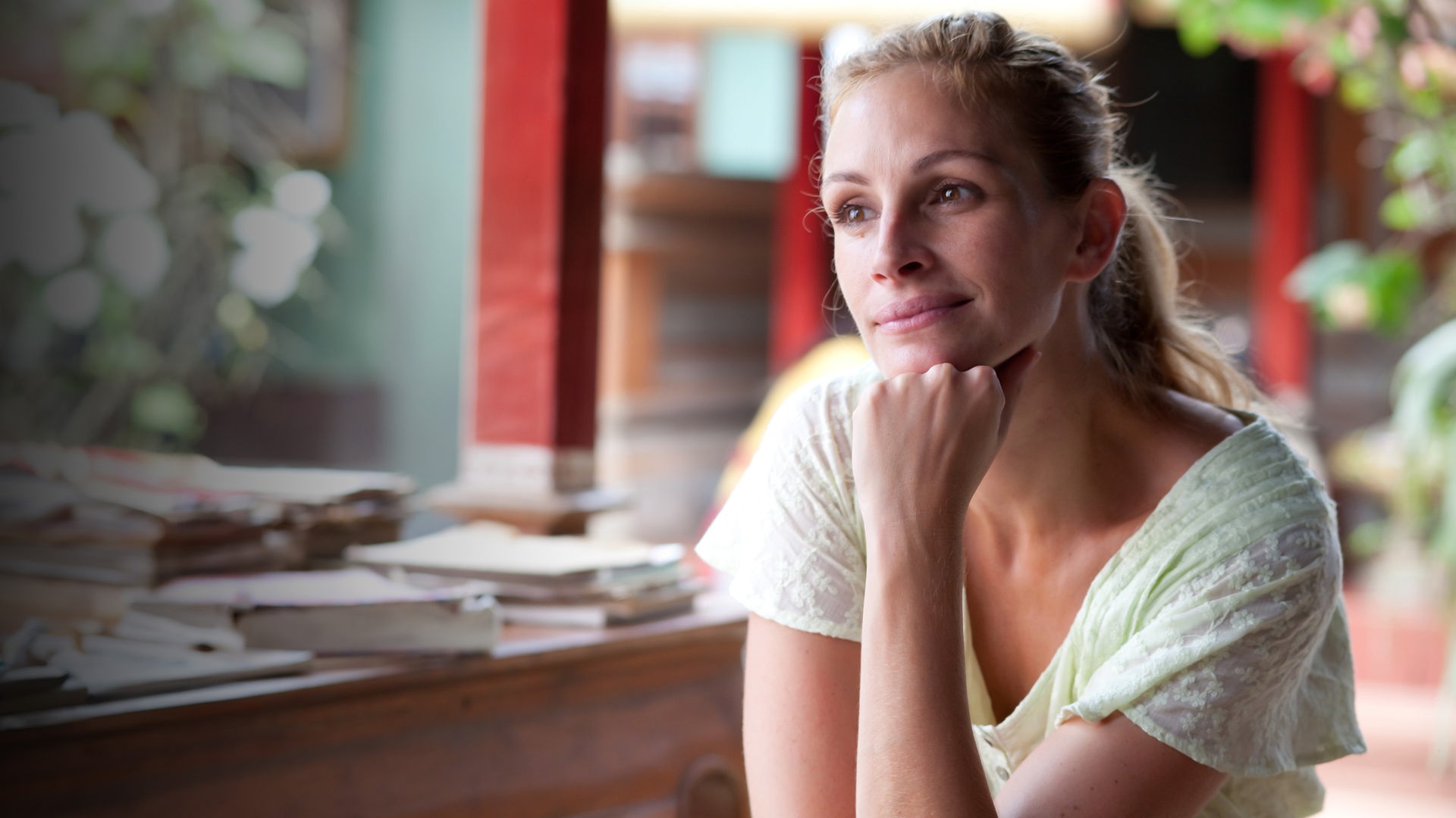 "Eat Pray Love": Großaufnahme von Liz (Julia Roberts), die nachdenklich nach vorne schaut.