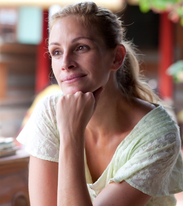 "Eat Pray Love": Großaufnahme von Liz (Julia Roberts), die nachdenklich nach vorne schaut.