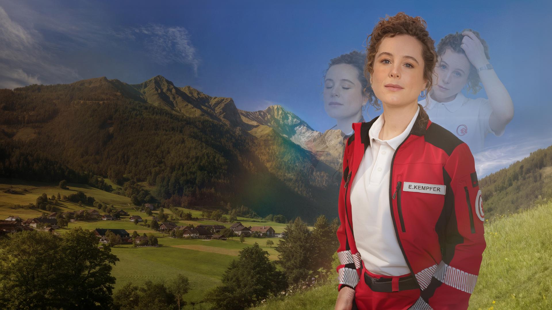 Rettungssanitäterin Elli steht vor der sommerlichen Bergkulisse des Karwendelgebirges. Sie sieht lächelnd den Zuschauer an. Links und rechts von ihrem Kopf sieht man ihr Gesicht noch einmal mit verschiedenen Gesichtsausdrücken - einmal mit geschlossenen Augen und einmal sorgenvoll mit der Hand in ihren Haaren. 