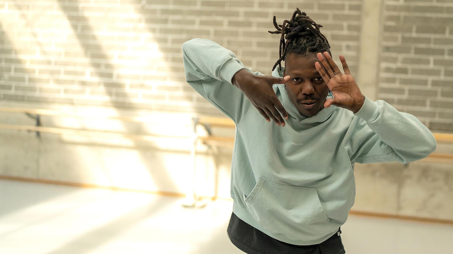 Dodzi Dougban tanzt im Tanzstudio.