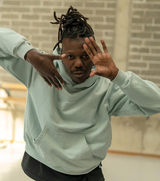 Dodzi Dougban tanzt im Tanzstudio.