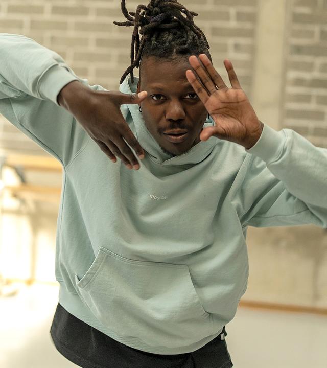 Dodzi Dougban tanzt im Tanzstudio.