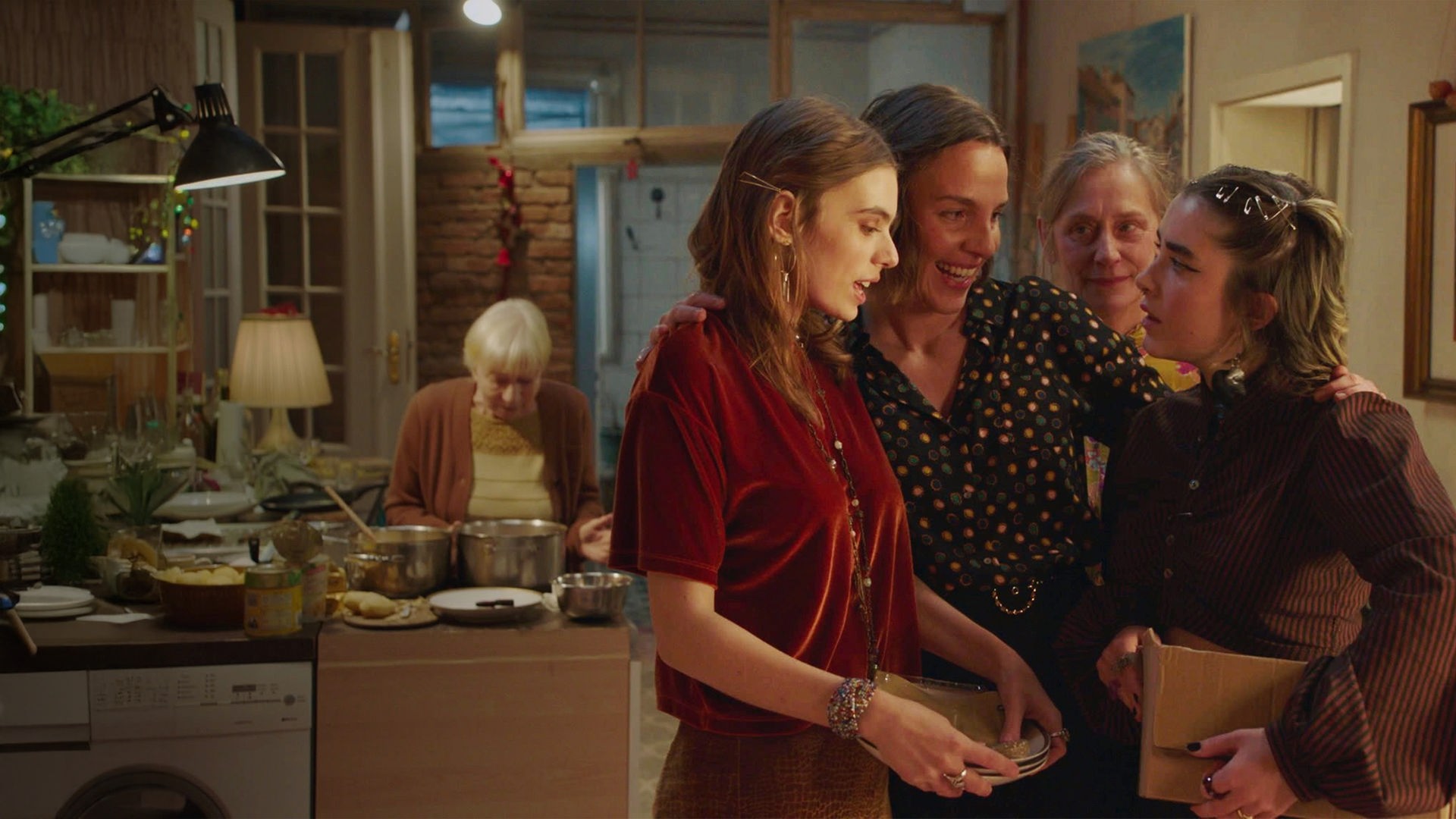 Lilo (Helga Seebacher, l.), Luna (Greta Krämer, 2.v.l.), Marla (Kara Schröder, M.), Nelia (Elisabeth Niederer, 2.v.r.), Jade (Alva Schäfer, r.) beim gemeinsamen Kochen. "Ende des Kreises": Lilo (Helga Seebacher) steht vor einer Arbeitsplatte mit Töpfen in einer Küche, während Luna (Greta Krämer), Marla (Kara Schröder), Nelia (Elisabeth Niederer) und Jade (Alva Schäfer) zusammenstehen und lachen.