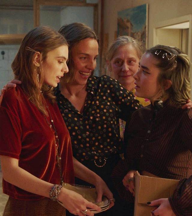 Lilo (Helga Seebacher, l.), Luna (Greta Krämer, 2.v.l.), Marla (Kara Schröder, M.), Nelia (Elisabeth Niederer, 2.v.r.), Jade (Alva Schäfer, r.) beim gemeinsamen Kochen. "Ende des Kreises": Lilo (Helga Seebacher) steht vor einer Arbeitsplatte mit Töpfen in einer Küche, während Luna (Greta Krämer), Marla (Kara Schröder), Nelia (Elisabeth Niederer) und Jade (Alva Schäfer) zusammenstehen und lachen.