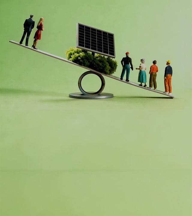 Waage mit Figuren an beiden Enden. In der Mitte ist eine Solarzelle zu sehen.