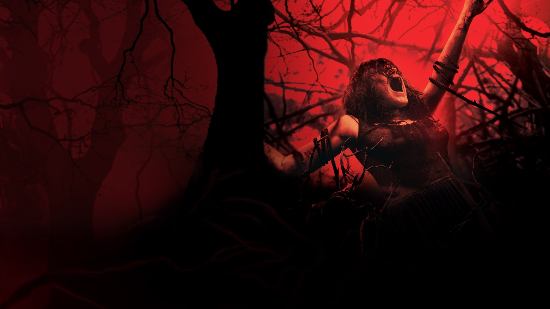 Plakatmotiv zum Film mit Jane Levy. In einem bedrohlich rot beleuchteten Wald reckt Mia ängstlich und qualvoll den Arm nach oben, während sie versucht, sich aus Ästen und Ranken zu befreien, die sie an den Armen und Beinen fesseln.