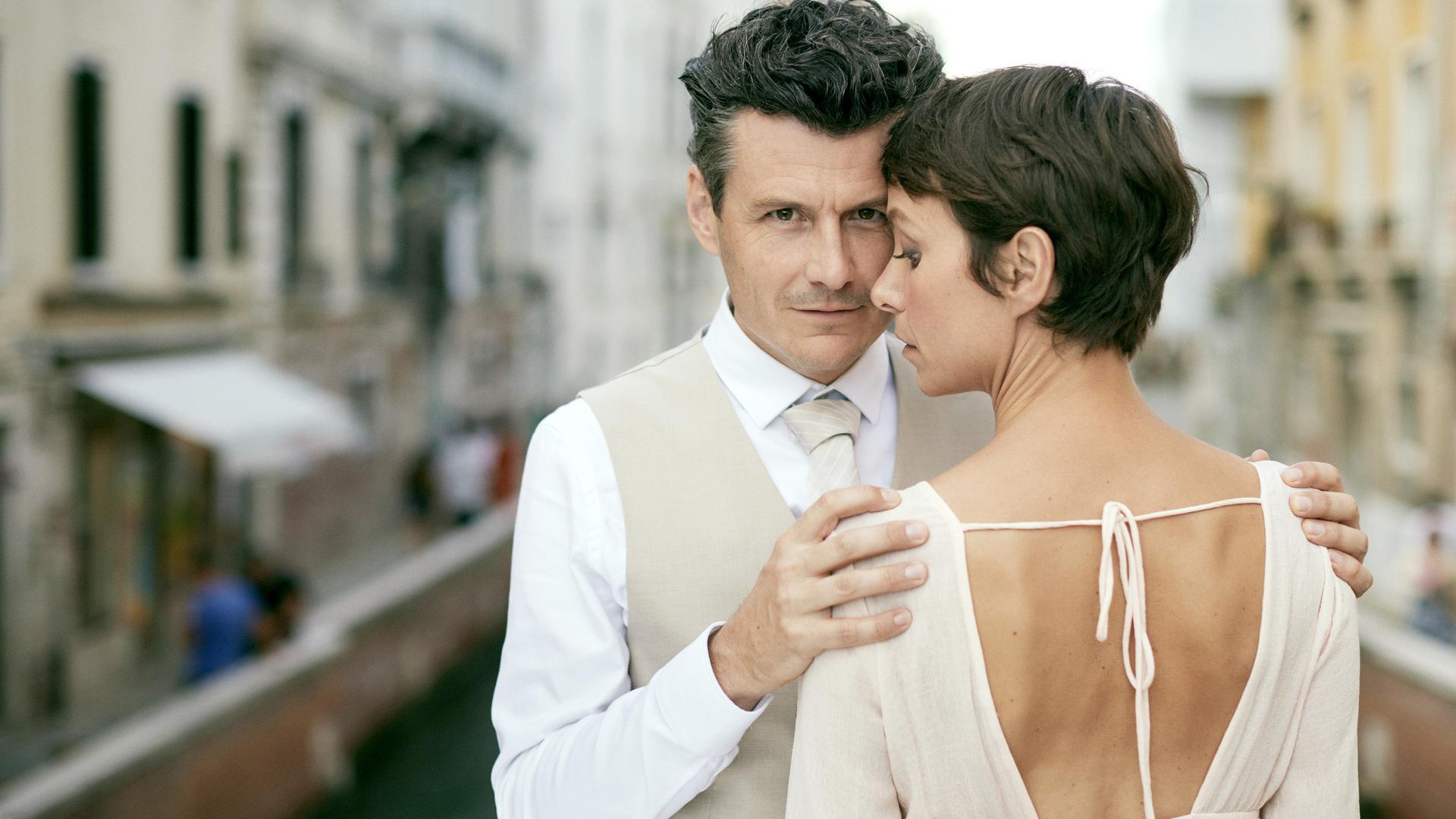 Hannes (Manuel Rubey, l.) hält Judith (Julia Koschitz, r.) am liebsten mit beiden Händen ganz fest