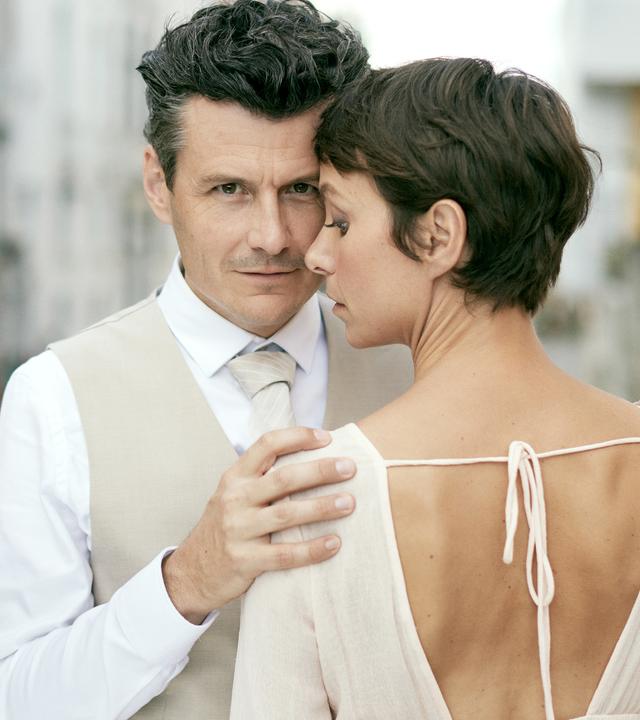 Hannes (Manuel Rubey, l.) hält Judith (Julia Koschitz, r.) am liebsten mit beiden Händen ganz fest