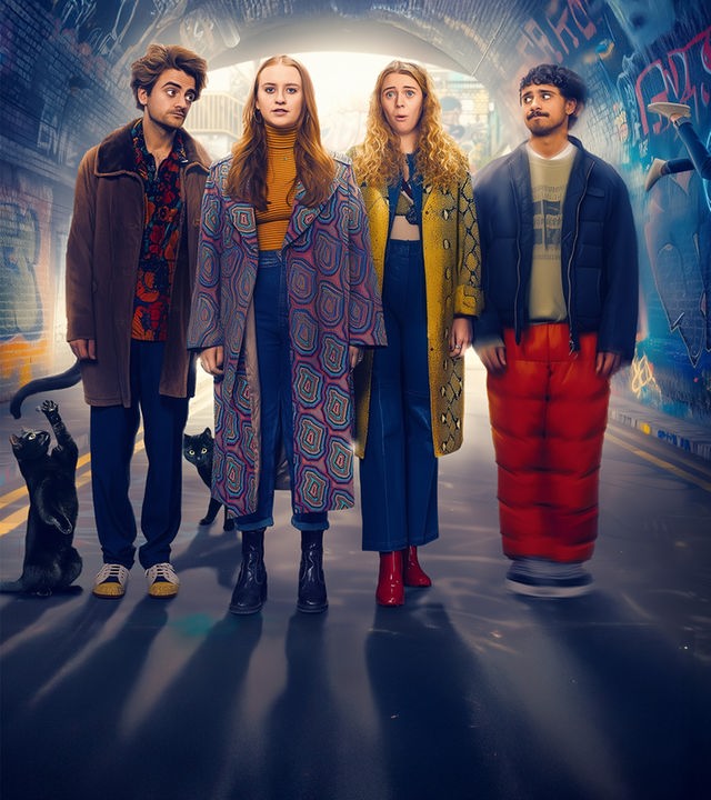 Von links: Jizzlord (Luke Rollason), Jen (Máiréad Tyers), Carrie (Sofia Oxenham), Kash (Bilal Hasna) stehen nebeneinander. Jizzlord schaut vorwurfsvoll zu Jen, während Carrie schockiert aussieht und Kash verunischert zu den anderen schaut.